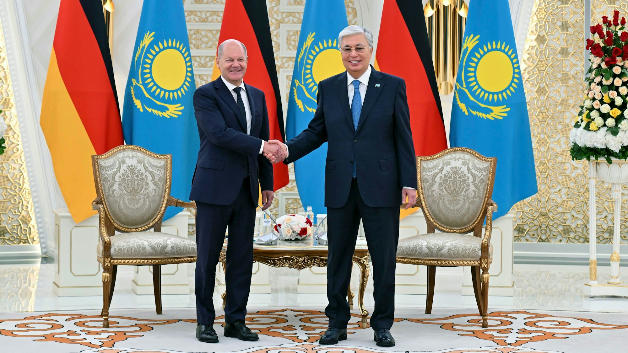 Bundeskanzler Olaf Scholz und der kasachische Präsident Kassym-Jomart Tokayev in Astana.