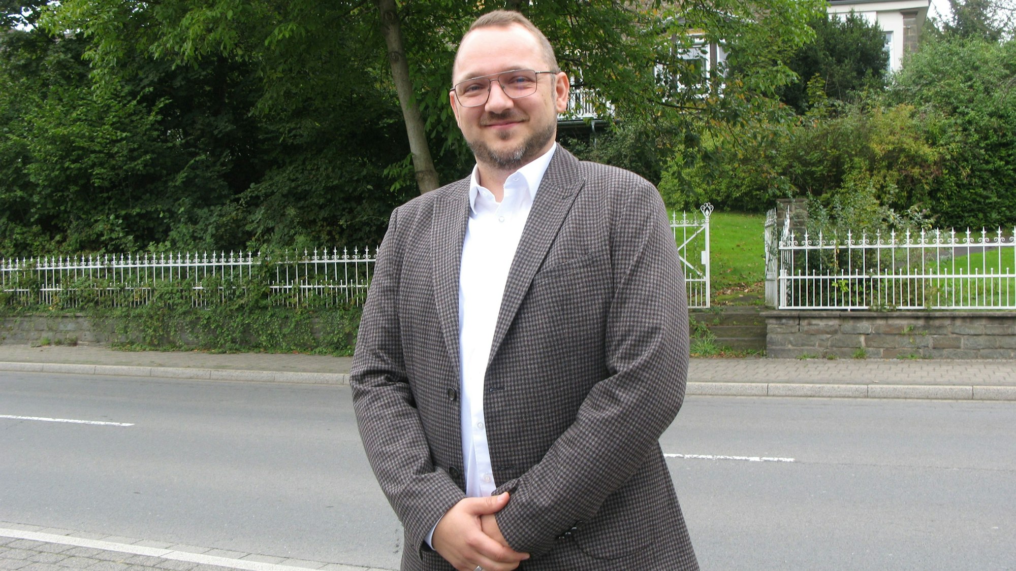 Der CDU-Bürgermeisterkandidat Matthias Jedich (38) mit kurzem Bart, Brille, Jacket und weißem Hemd.