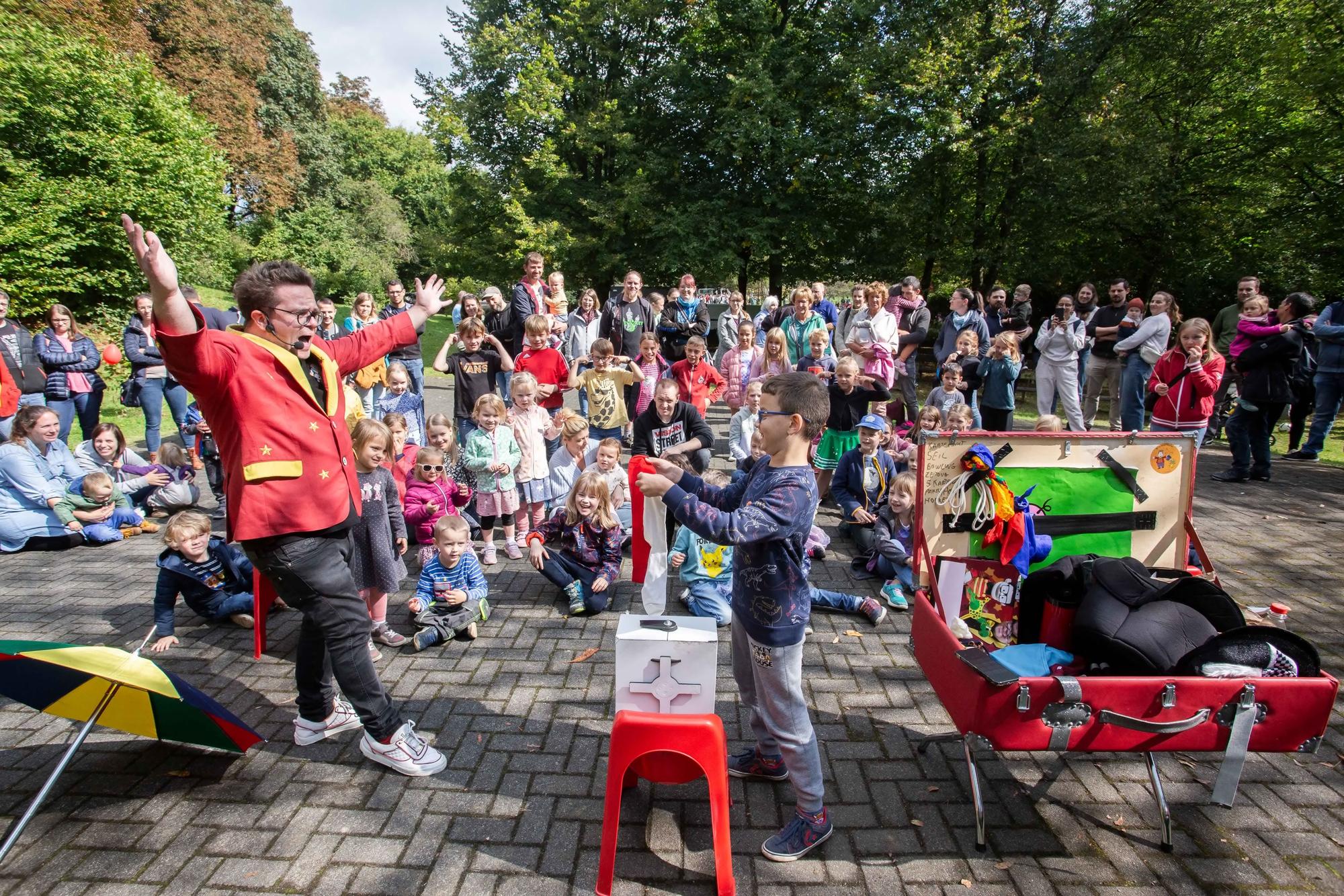 Mit seinen Tricks begeisterte Zauberer Sascha Lange die Kinder im Freizeitpark.