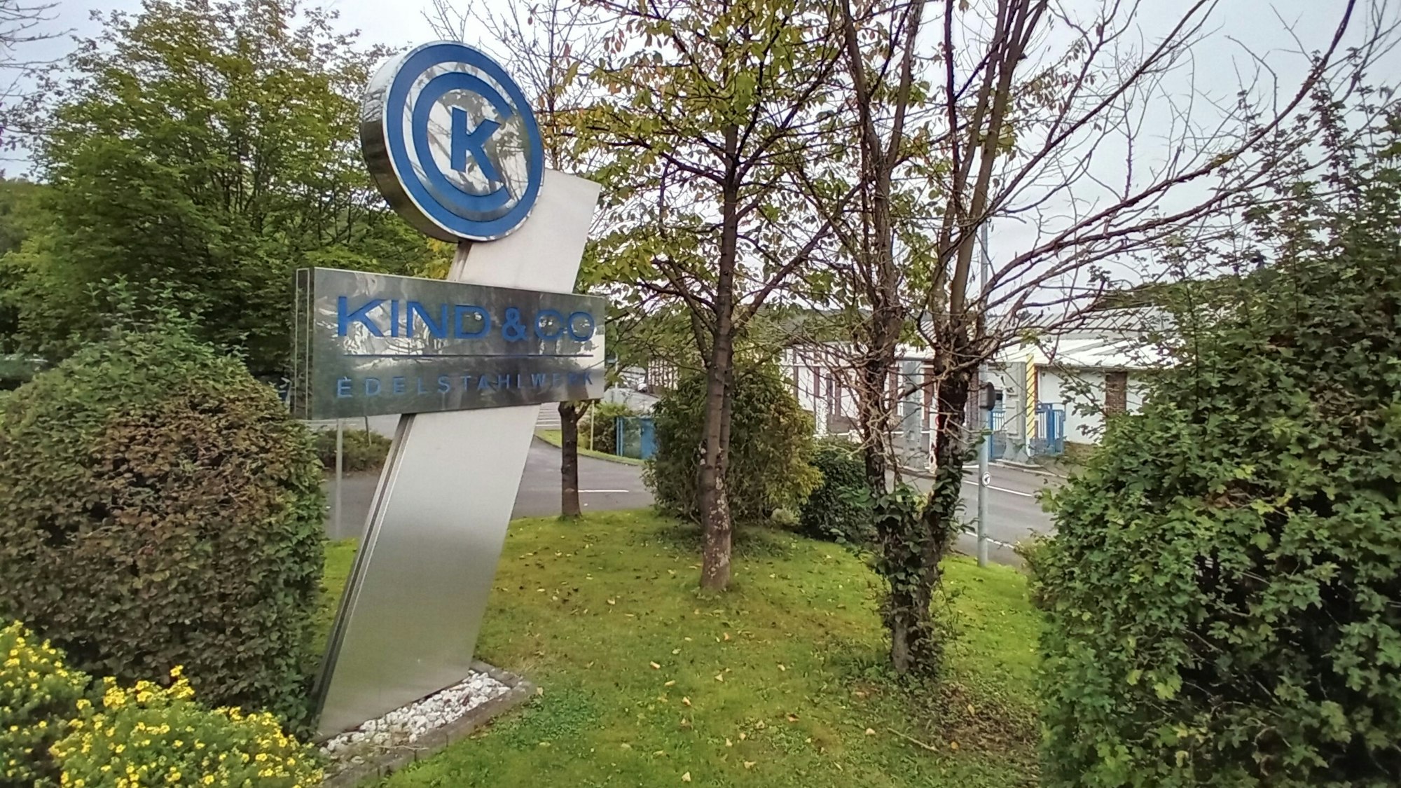 Eine Stele mit dem Firmenlogo am Werkseingang.