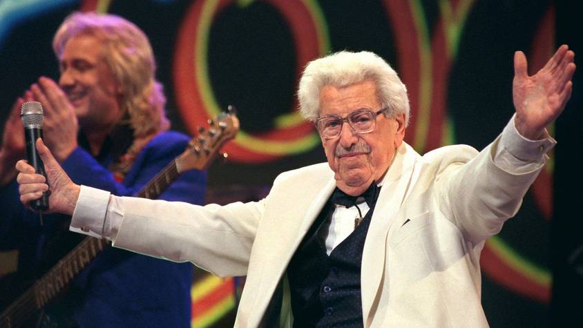 ARCHIV - 08.01.1999, Nordrhein-Westfalen, Köln: 08.01.1999, Nordrhein-Westfalen, Köln: Willy Millowitsch dirigiert während seiner Gesangseinlage die Gäste eines Gala-Abends in der KölnArena.