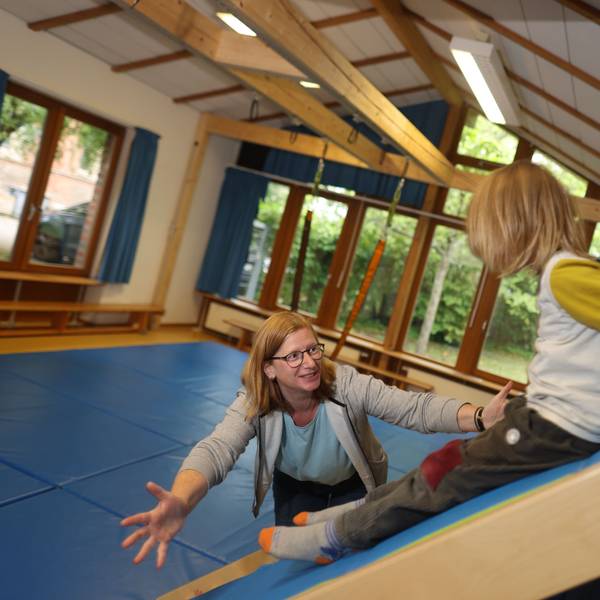 Erzieherin Barbara Schaefer-Niche im Motorik-Raum des Familienzentrums Kartause.