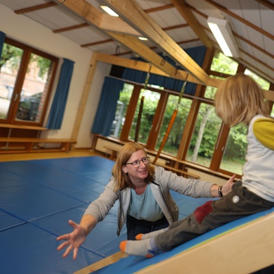 Erzieherin Barbara Schaefer-Niche im Motorik-Raum des Familienzentrums Kartause.