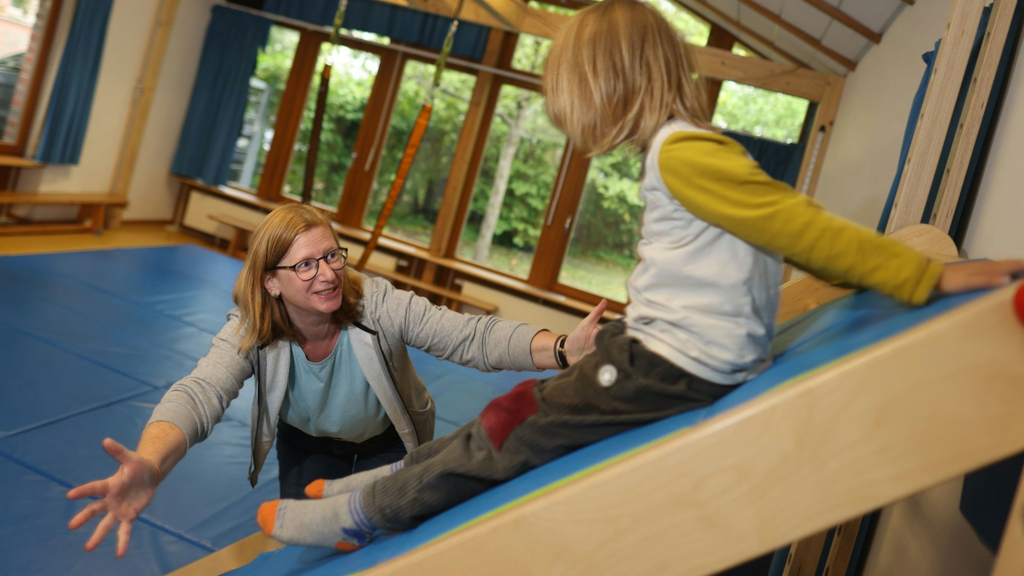 Erzieherin Barbara Schaefer-Niche im Motorik-Raum des Familienzentrums Kartause.