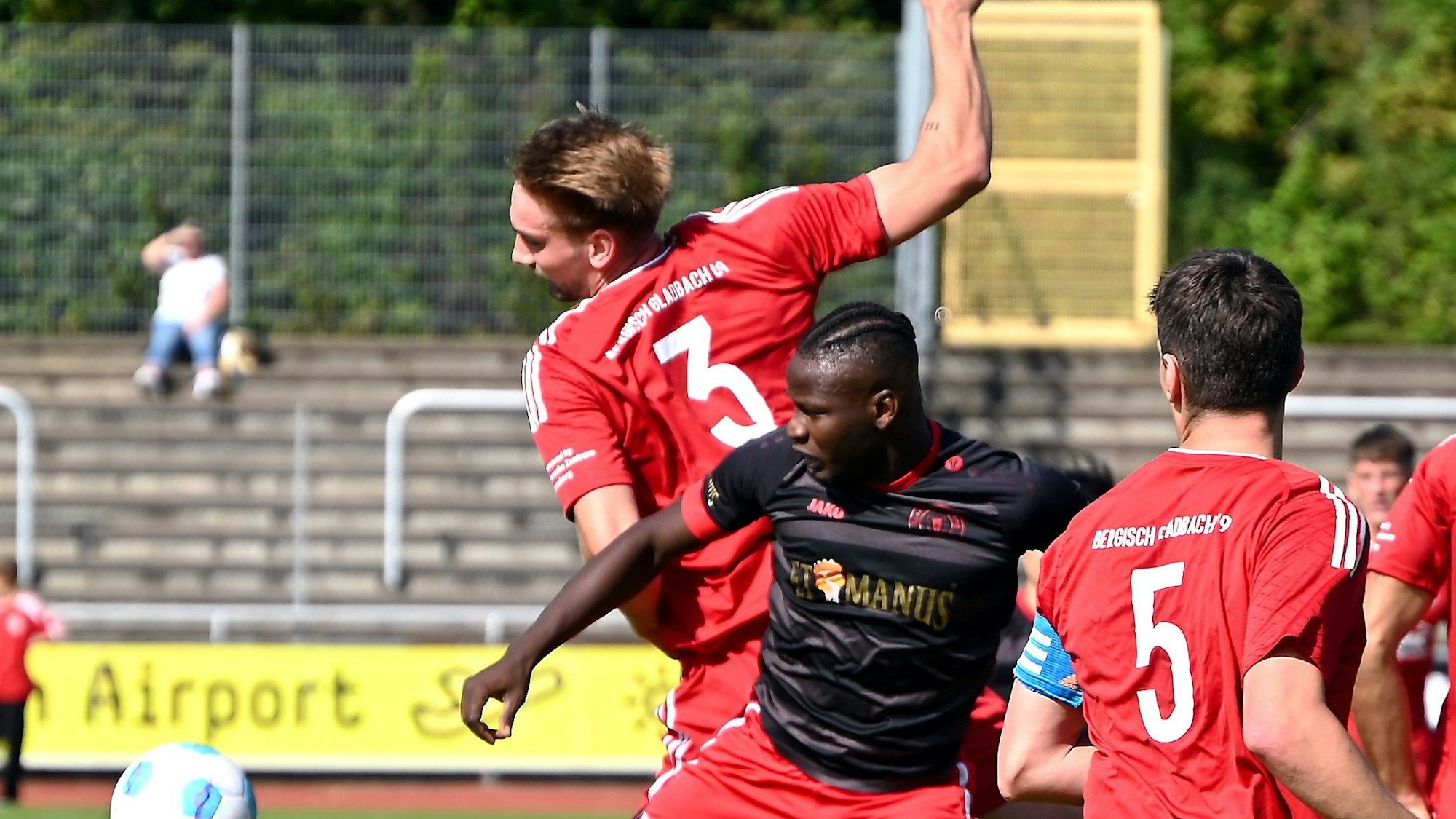 15.09.2024, Fussball-Bergisch Gladbach - SpVg. Porz
3: Mathias Hülsenbusch (Gladbach)
mitte: amadou Camara (Porz)
Foto: Uli Herhaus