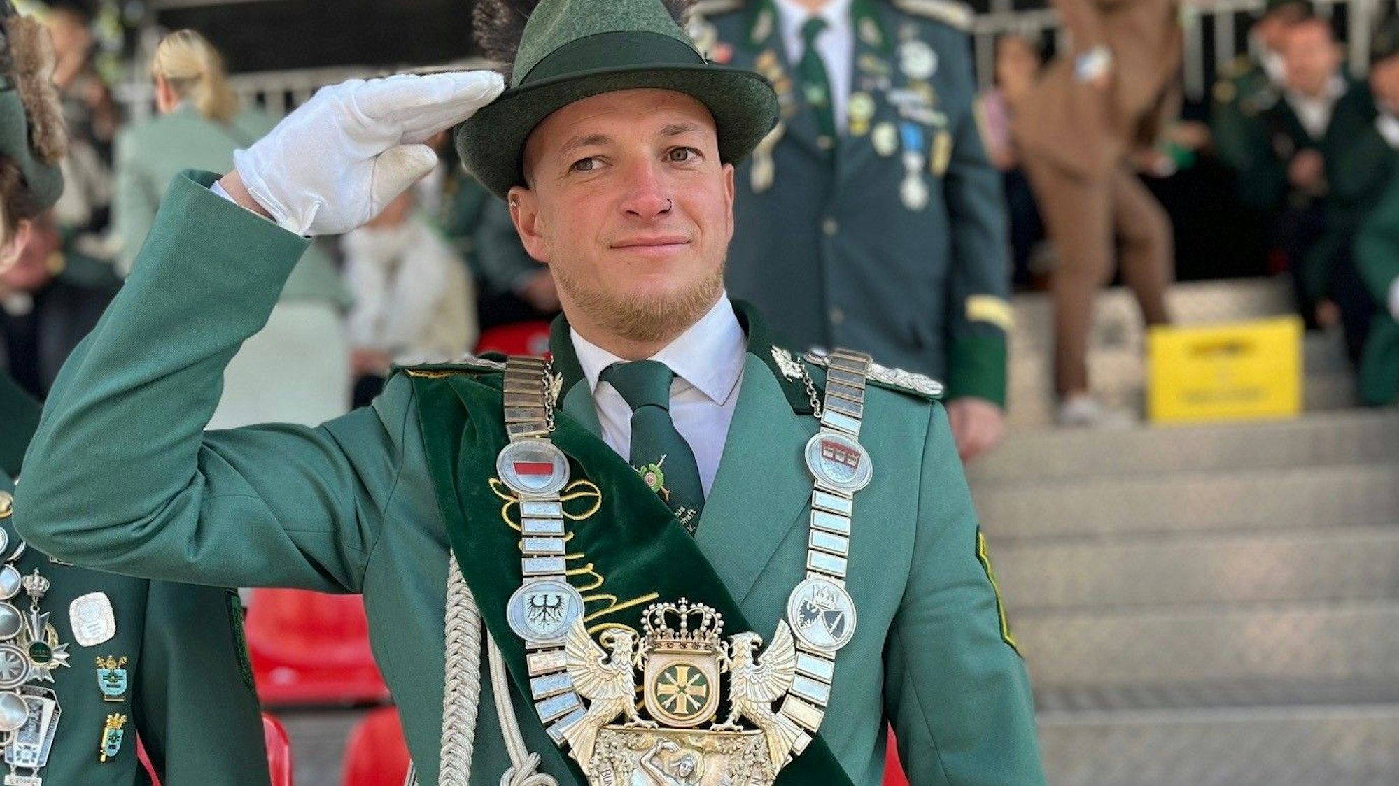 Auf dem Bild ist Björn Karow mit der Bundeskönigskette zu sehen.