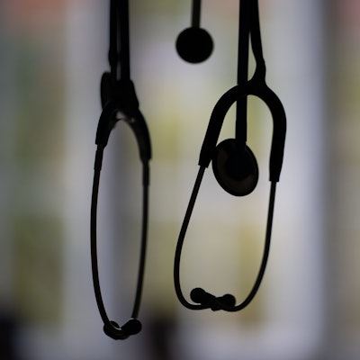 Stethoskope hängen in einer HNO-Praxis
