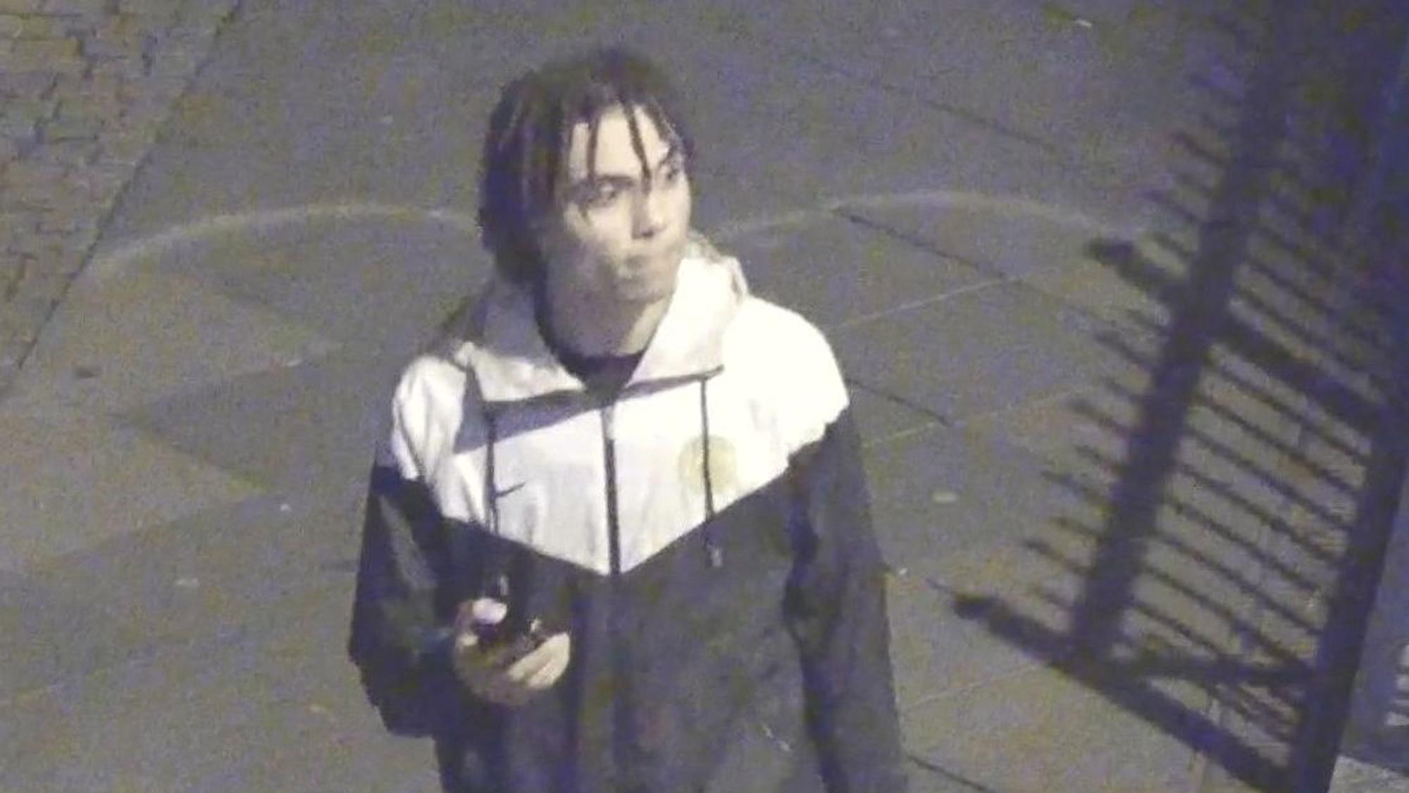 Nach diesem Tatverdächtigen fahndet die Polizei in Zusammenhang mit der Explosion am Club Vanity an den Kölner Ringen.