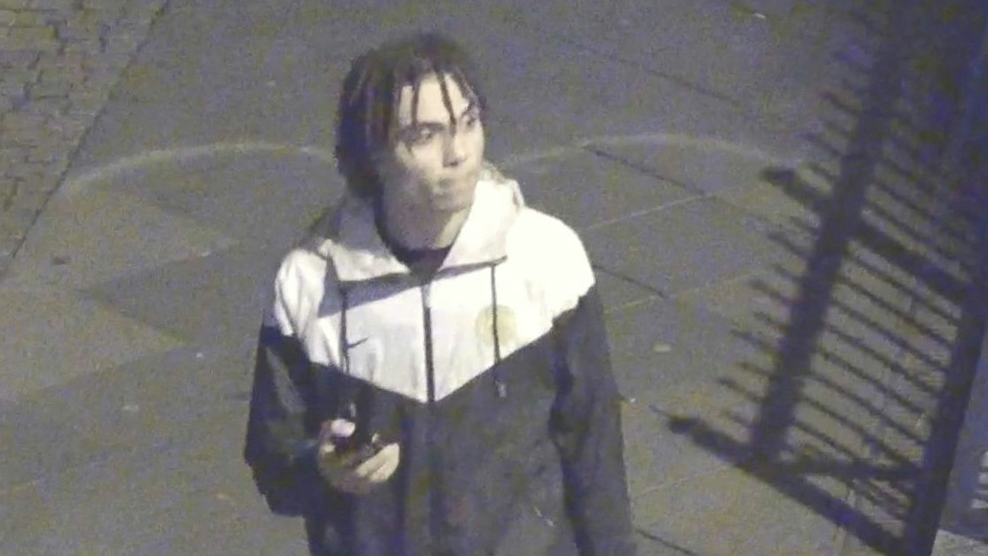 Nach diesem Tatverdächtigen fahndet die Polizei in Zusammenhang mit der Explosion am Club Vanity an den Kölner Ringen.