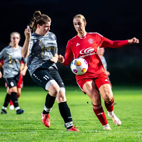 Julia Kurth vom TuS Zülpich setzt sich hier gegen eine Gegenspieler aus Wißkirchen durch.