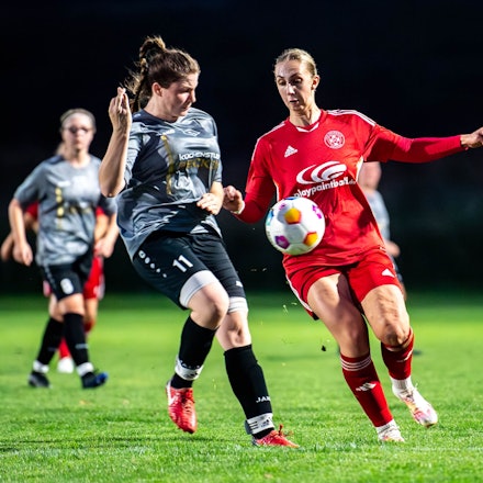 Julia Kurth vom TuS Zülpich setzt sich hier gegen eine Gegenspieler aus Wißkirchen durch.