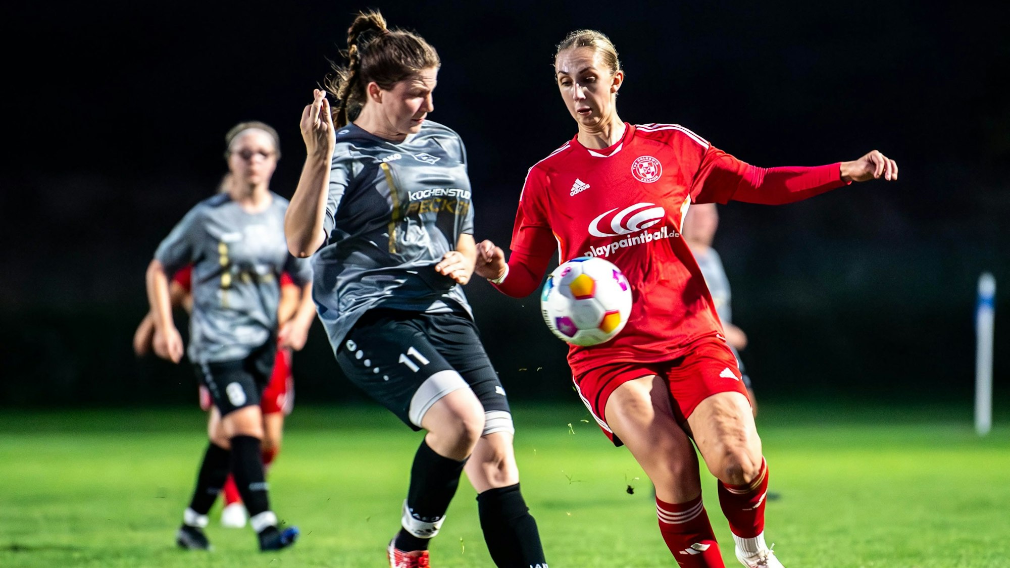 Julia Kurth vom TuS Zülpich setzt sich hier gegen eine Gegenspieler aus Wißkirchen durch.