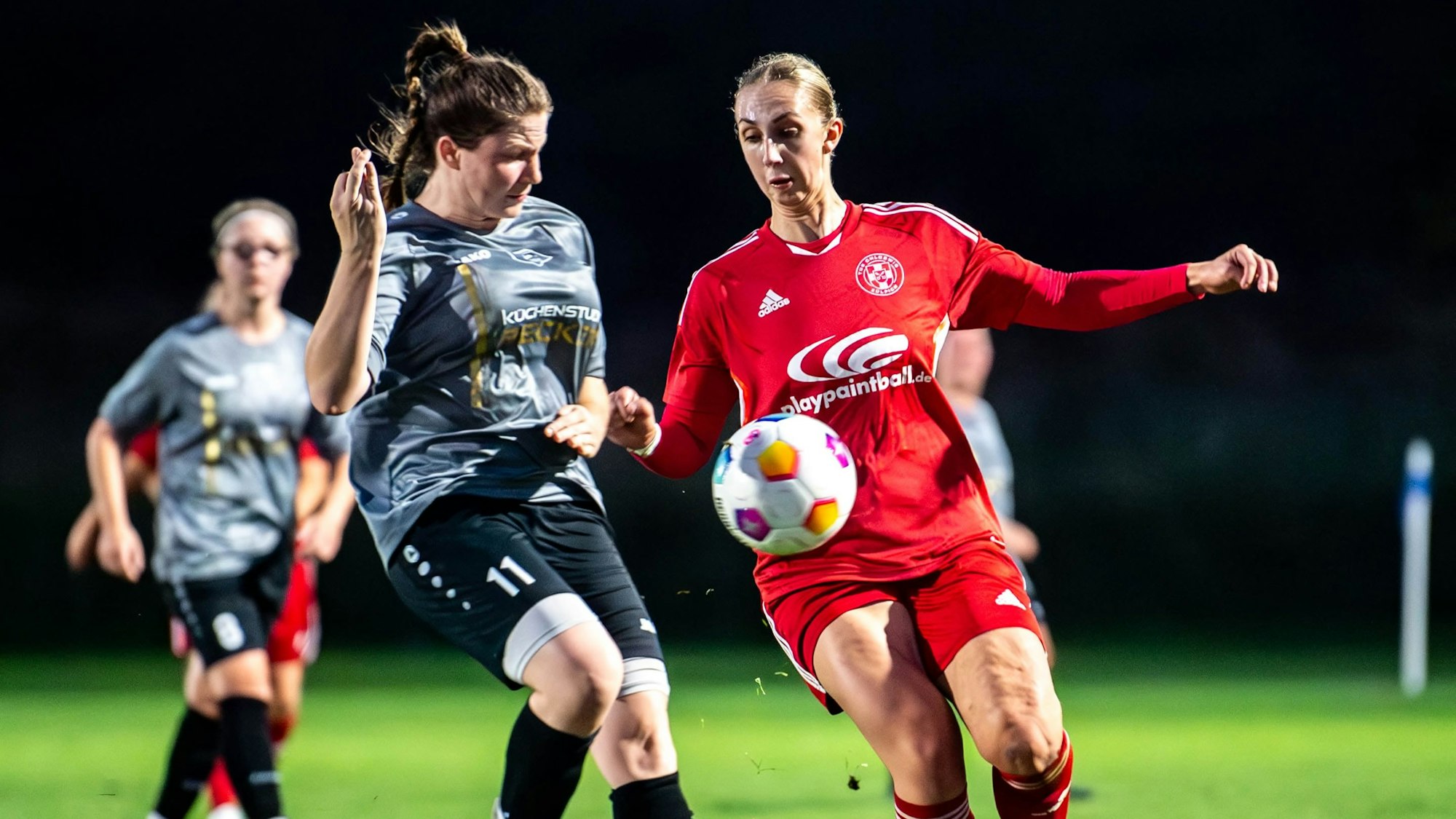 Julia Kurth vom TuS Zülpich im Zweikampf mit einer Spielerin aus Wißkirchen.