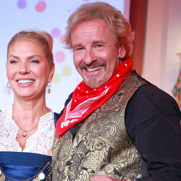 Thomas Gottschalk und seine Ehefrau Karina Mross lachen.