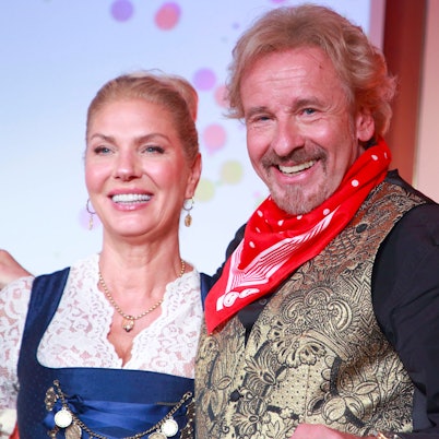 Thomas Gottschalk und seine Ehefrau Karina Mross lachen.
