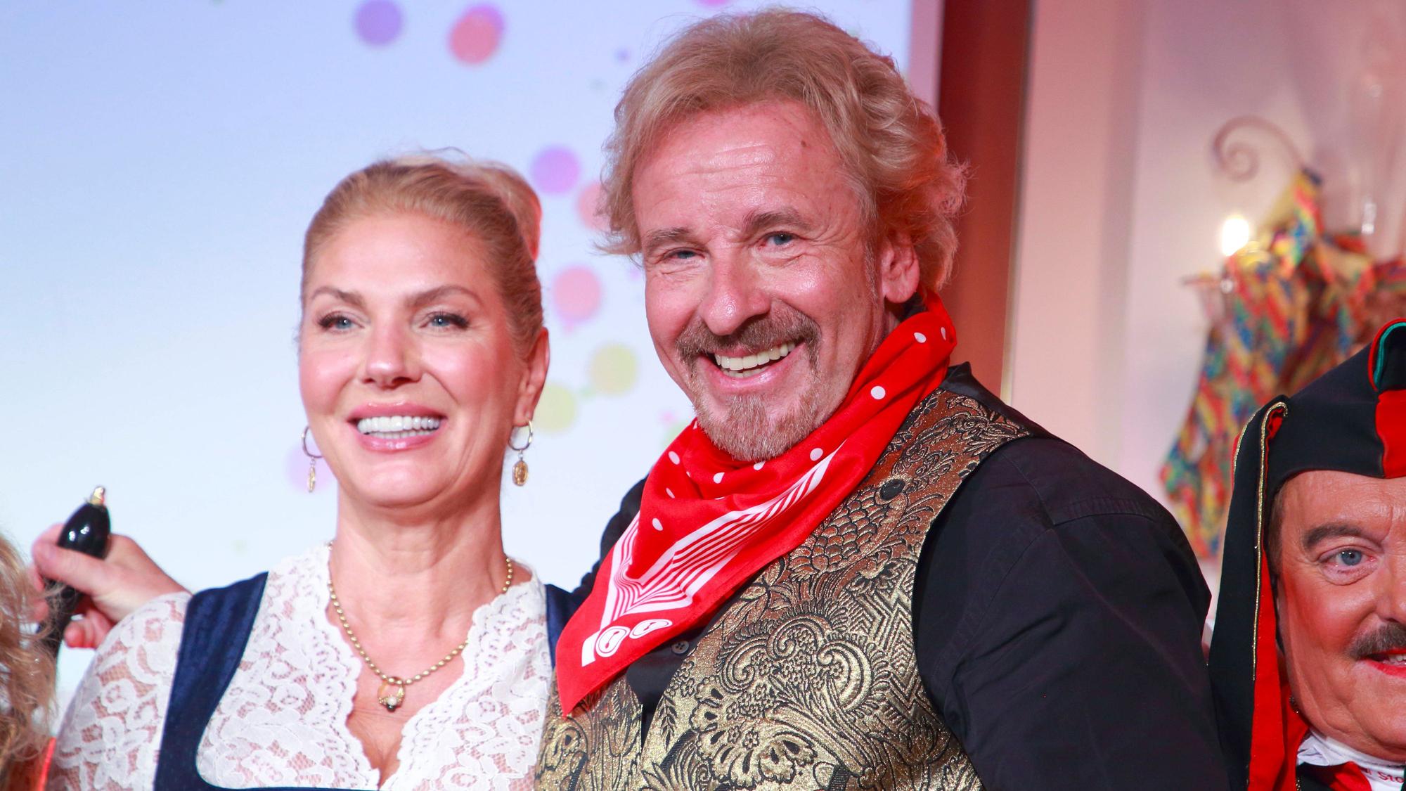 Thomas Gottschalk und seine Ehefrau Karina Mross lachen.
