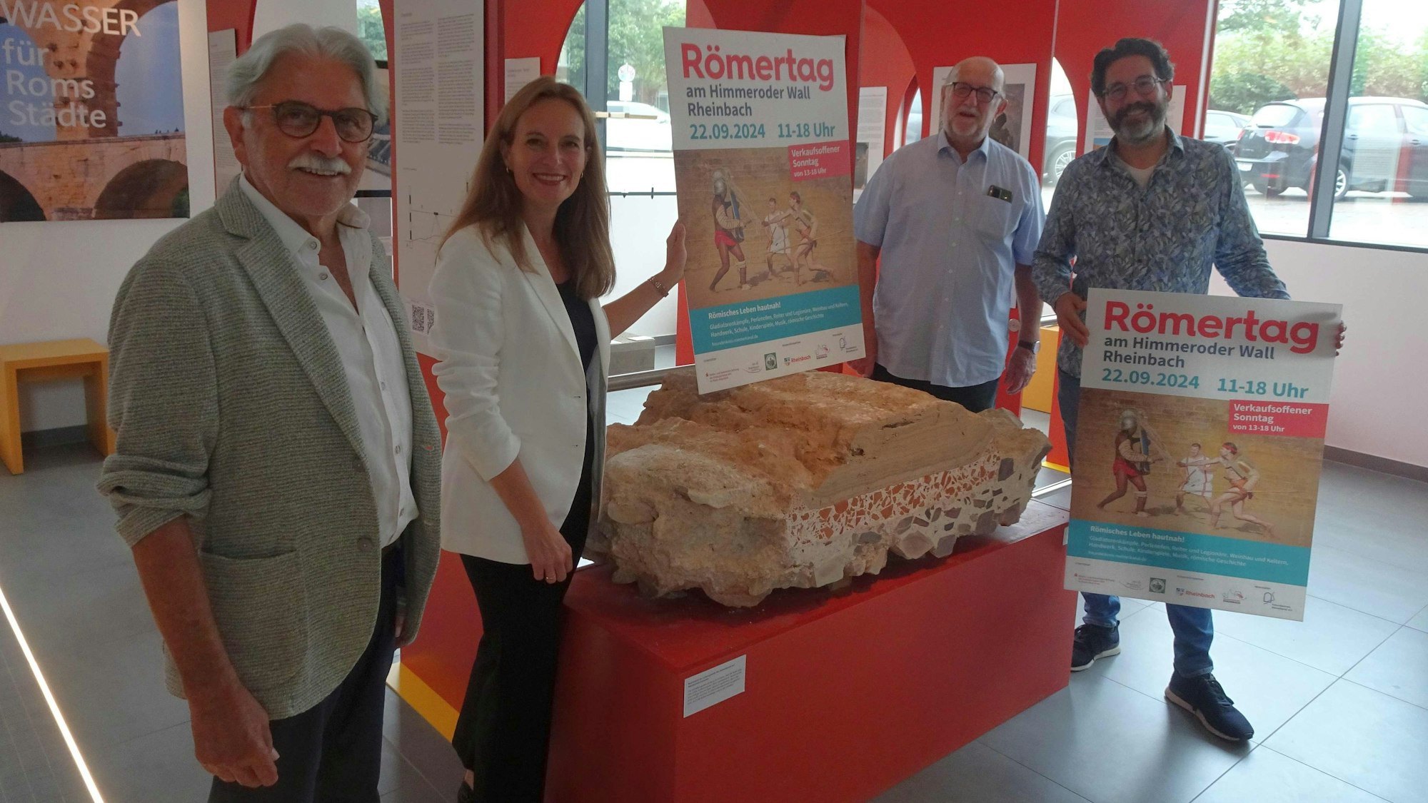 Gladiatorenkämpfe, eine Rallye und eine Modenschau sowie ein verkaufsoffener Sonntag und noch vieles mehr - das Programm des dritten Rheinbacher Römertages ist vielfältig. Die Attraktionen stellten vor von links: Lorenz Euskirchen, Vorsitzender des gastgebenden Vereins Feundeskreis Römerkanal, Rheinbachs Erste Beigeordnete Daniela Hoffmann, Prof. Klaus Grewe vom Freundeskreis und Oliver Wolf vom Vorstand des Rheinbacher Gewerbevereins.