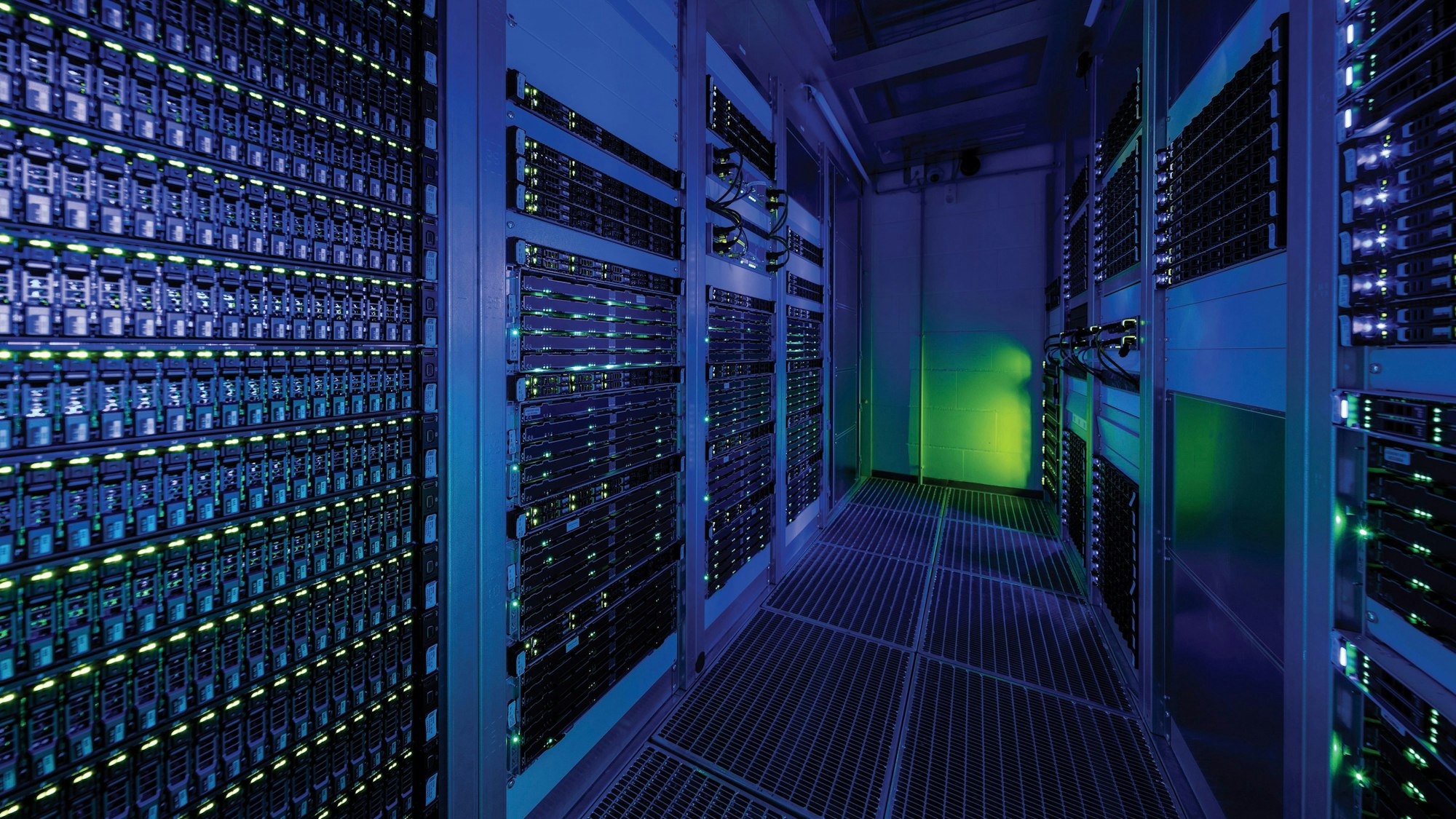 Auf dem Foto ist ein moderner Serverraum zu sehen.