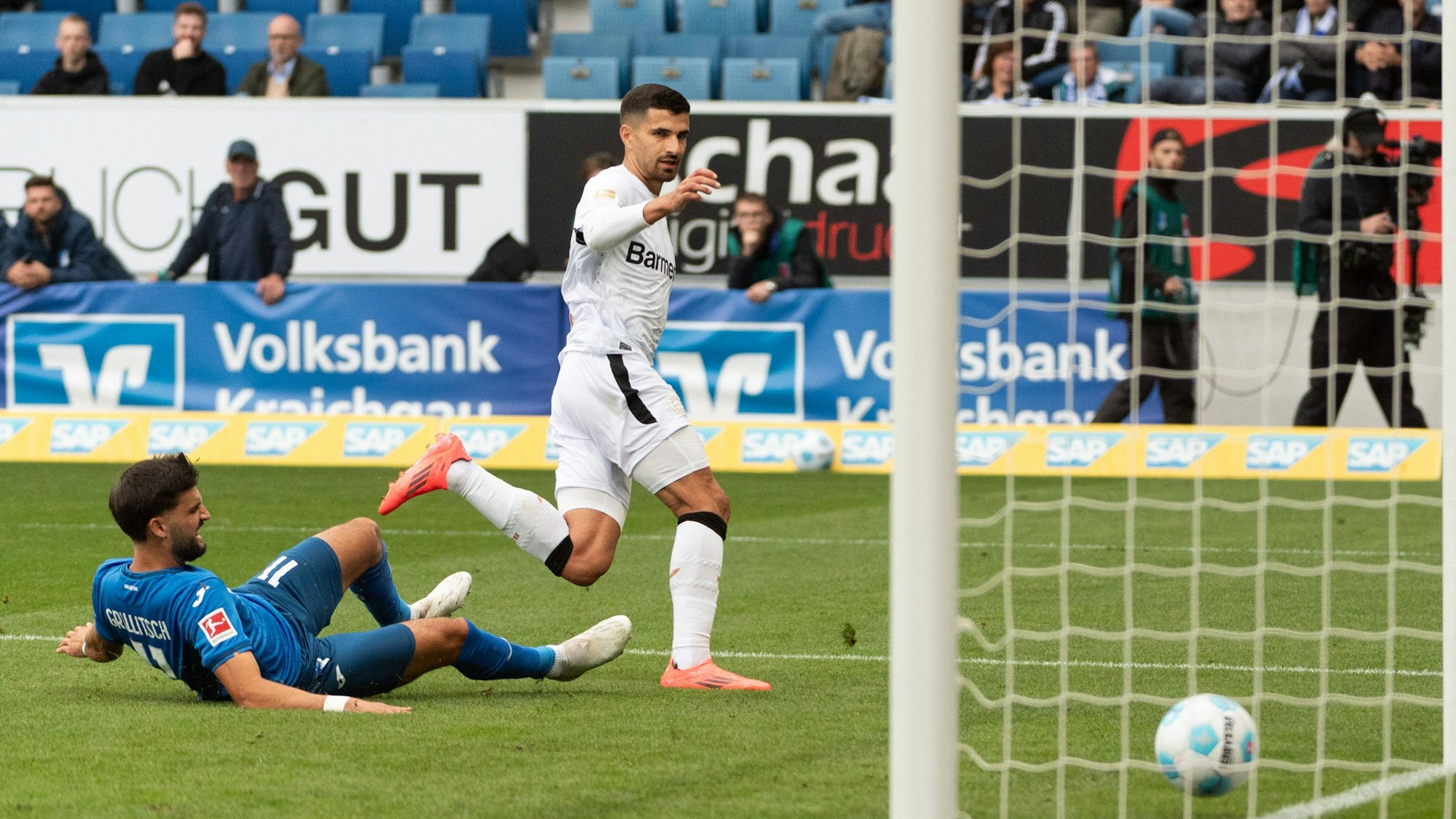 Tor zum 0:1 durch Martin Terrier Bayer 04 Leverkusen, 11, li. Florian Grillitsch TSG 1899 Hoffenheim,