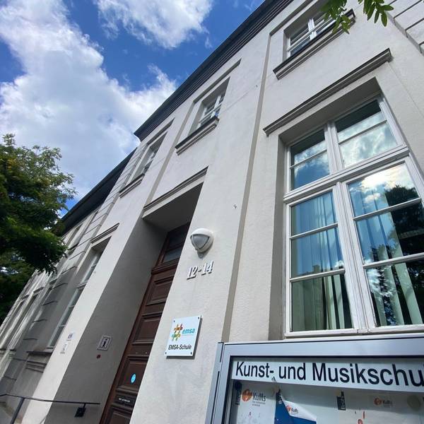 Zu sehen ist der Eingang der Musikschule an der Liblarer Straße.