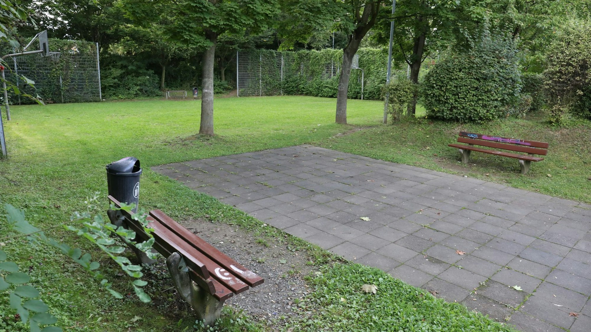 Eine leere, gepflasterte Fläche auf dem Spielplatz an der Vulkanstraße in Königswinter.