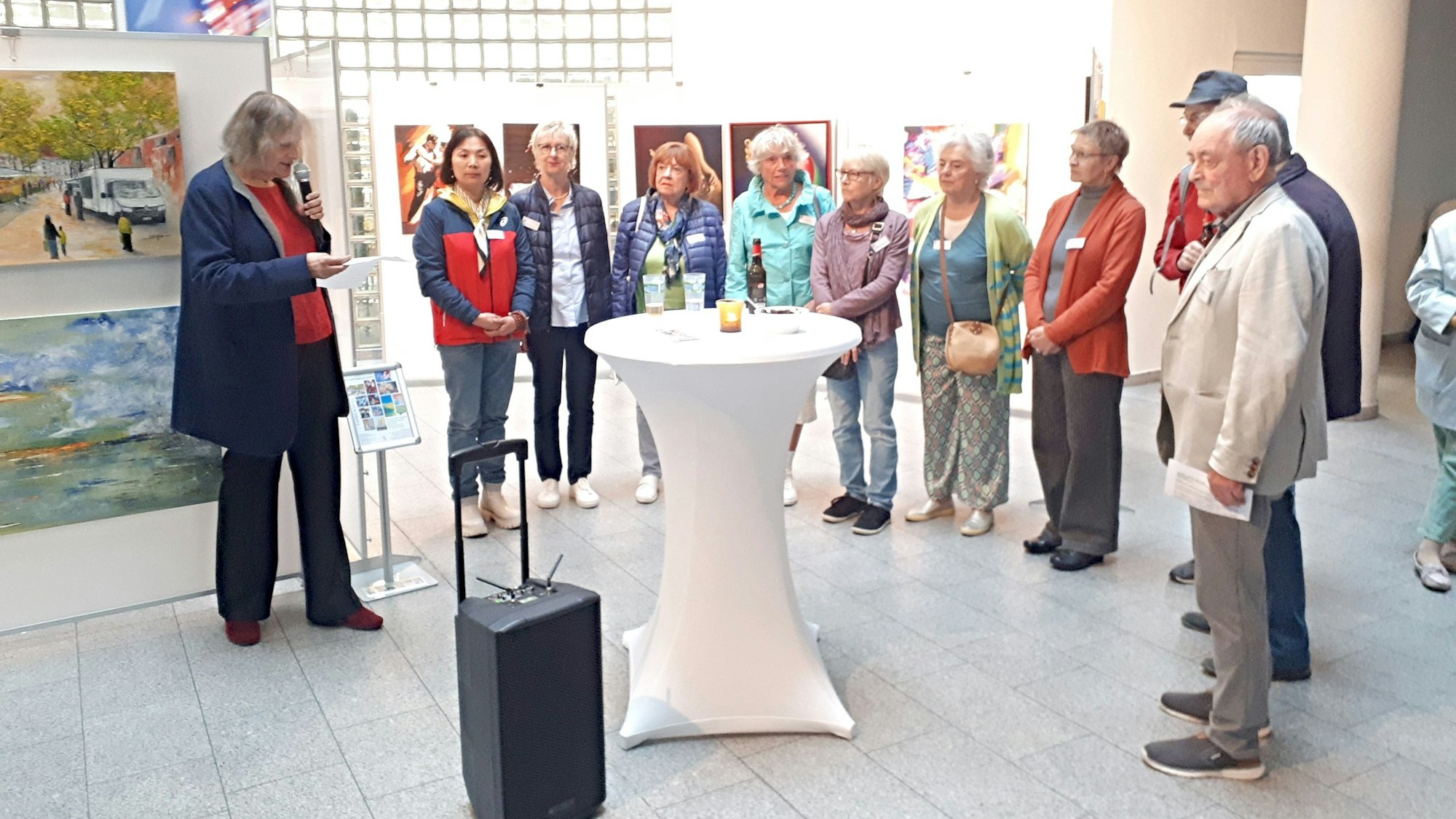 Die ausstellenden Mitglieder des Kölner Malerkreises, mit der Nippeser Bezirksbürgermeisterin Diana Siebert (l.).