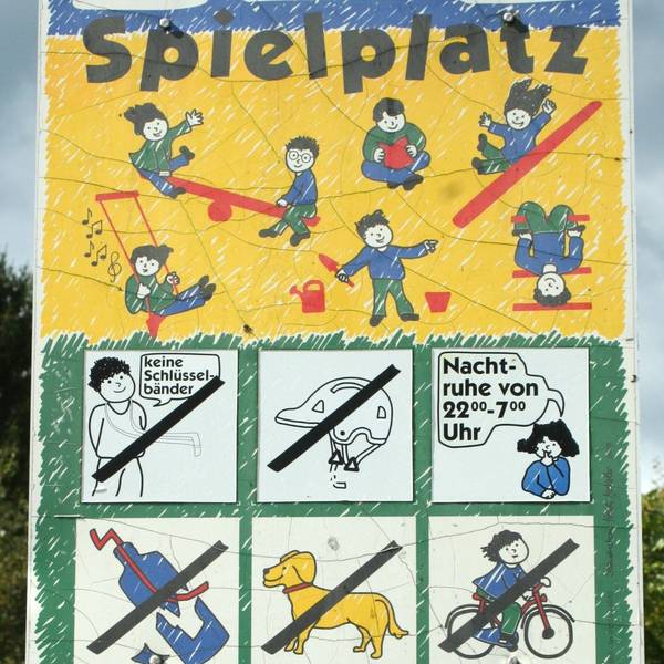 Ein Schild, das die Nutzung des Spielplatzes in Eitorf-Mühleip regelt.