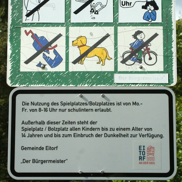 Ein Schild, das die Nutzung des Spielplatzes in Eitorf-Mühleip regelt.