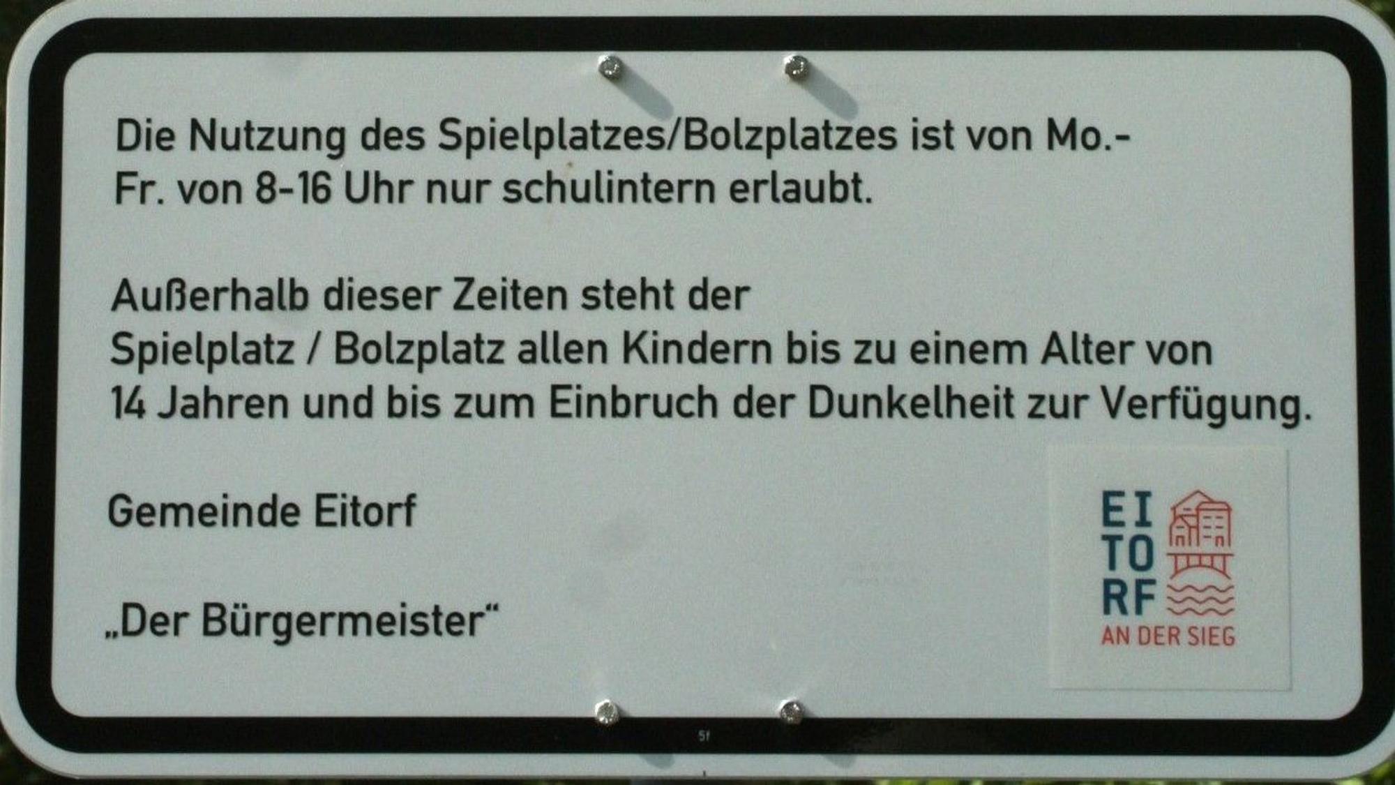 Ein Schild mit Nutzungsregeln für den Spielplatz in Eitorf-Mühleip.