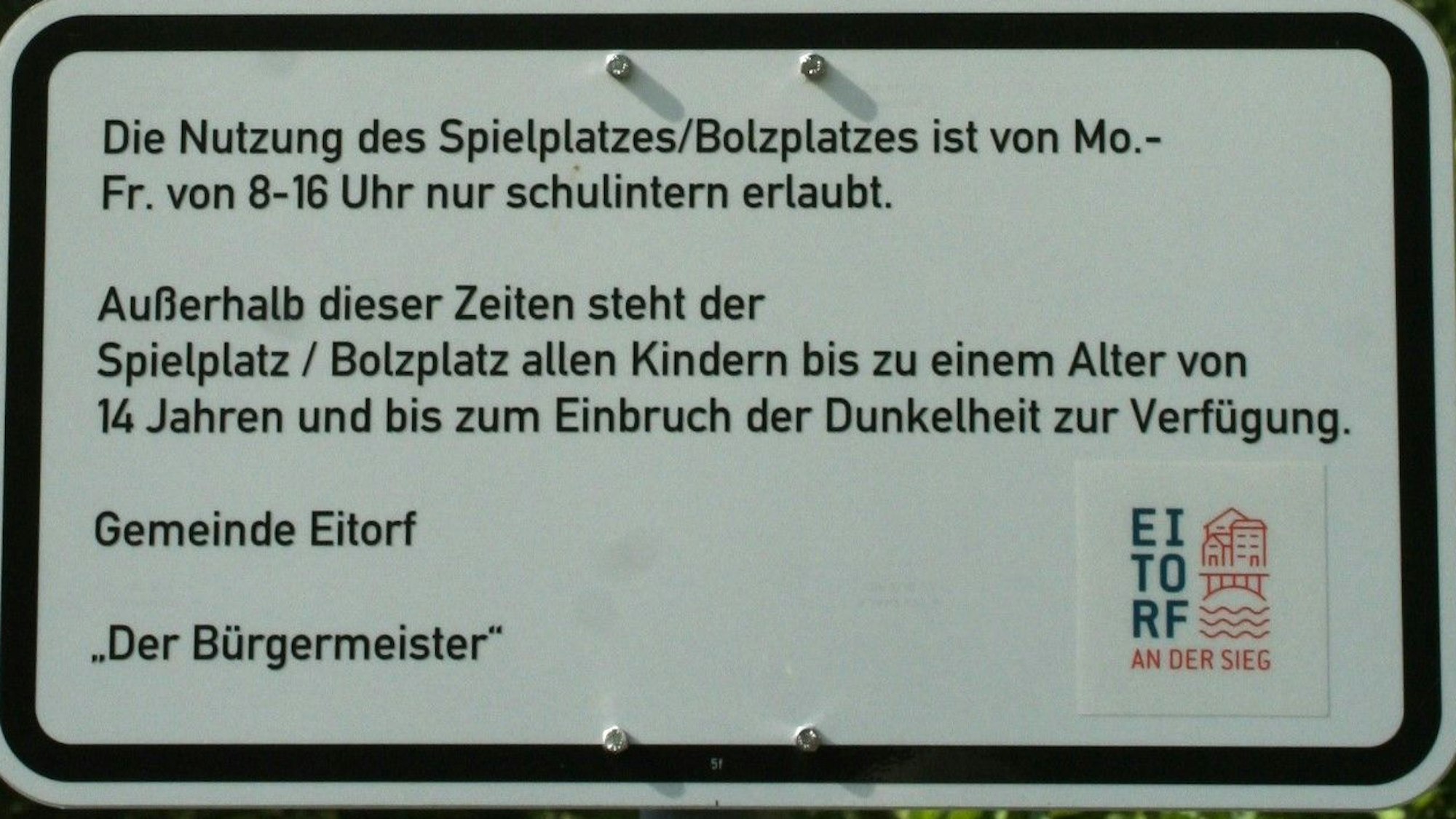 Ein Schild, das die Nutzung des Spielplatzes in Eitorf-Mühleip regelt.