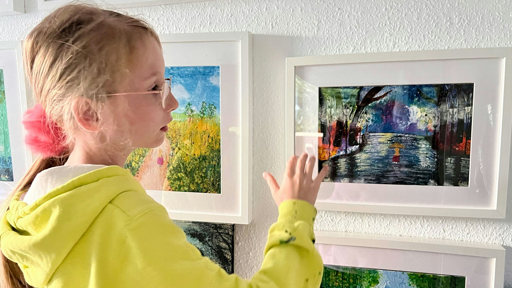 Die elfjährige Carolina Neubauer zeigt eins ihrer selbstgemalten Lieblingsbilder in ihrer  Wohnung.