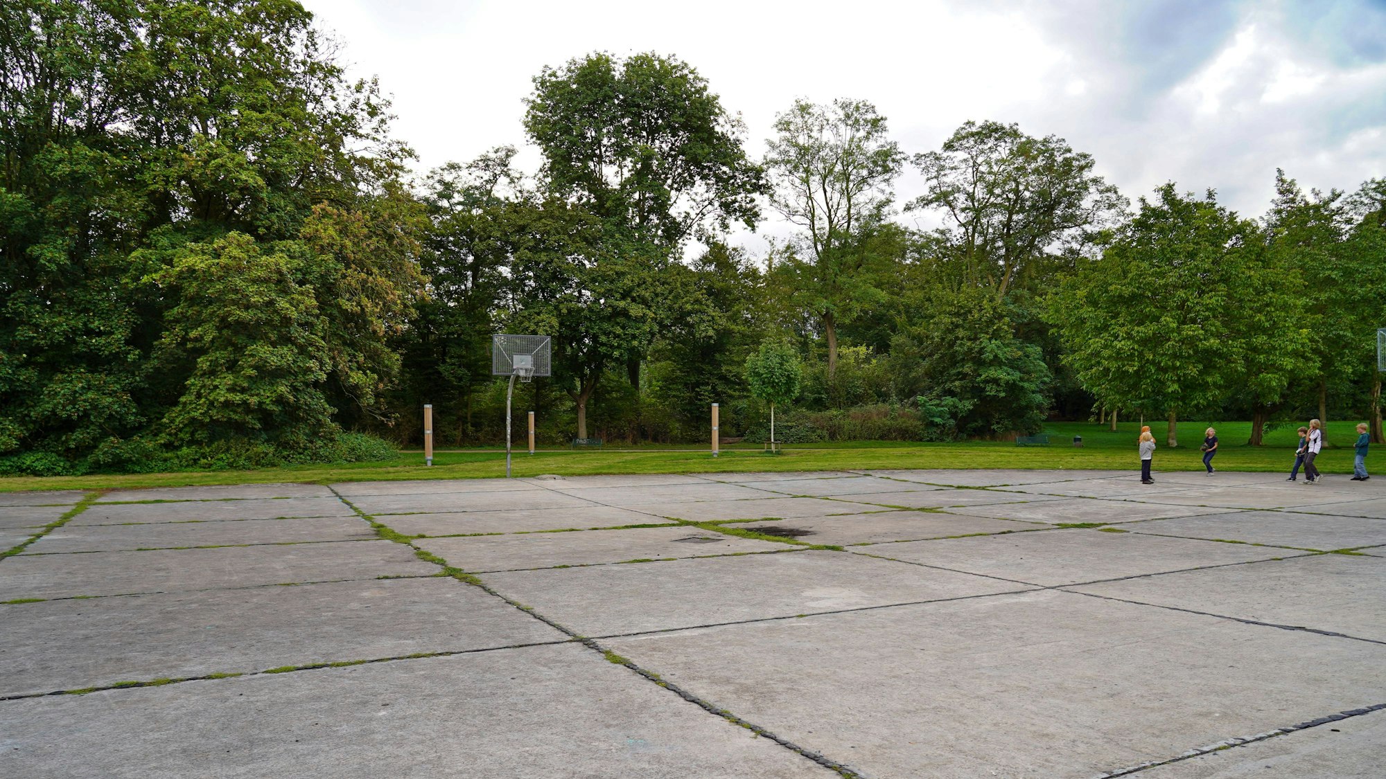 Die Spielfläche des Basketballplatzes im Vorgebirgspark soll ausgebessert werden.