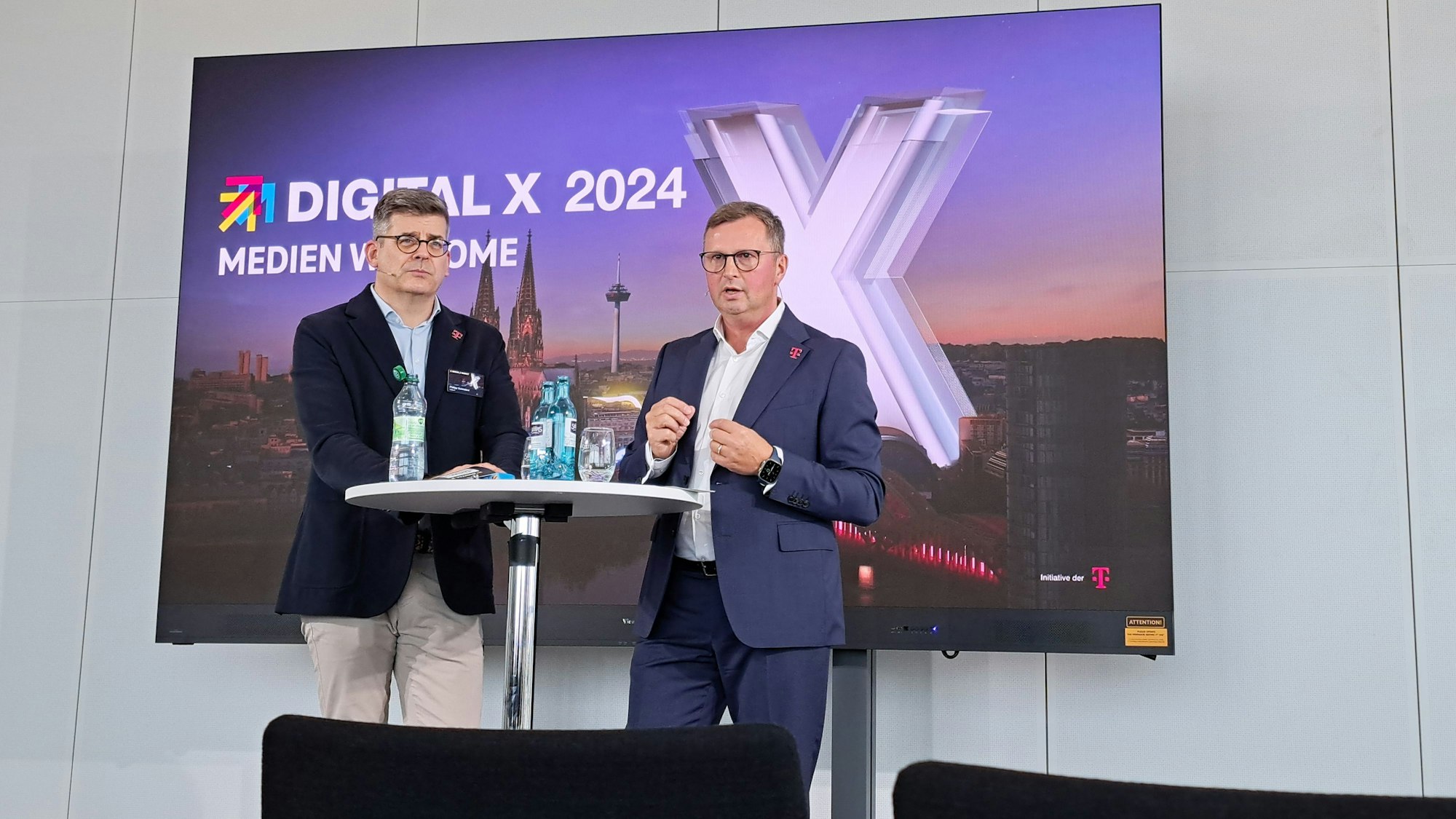 hilipp Schindera (Leiter der Telekom-Unternehmenskommunikation und Klais Werner (Telekom-Geschäftsführer, Sparte Geschäftskunden)