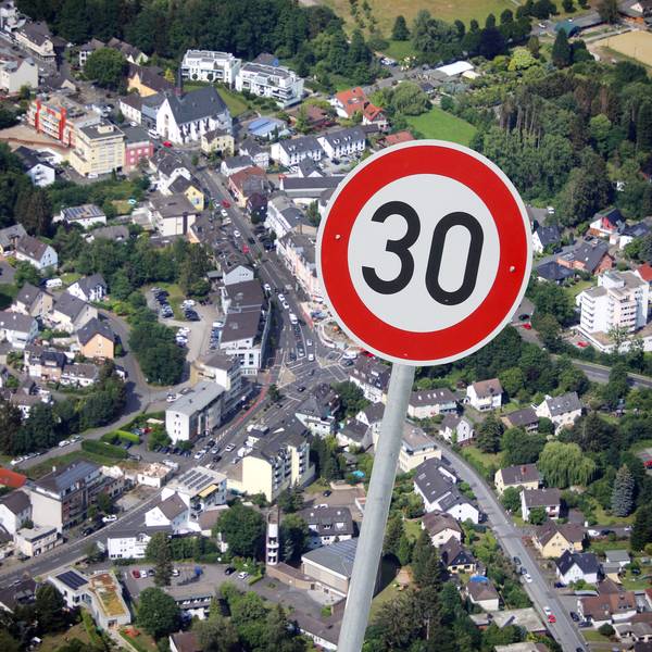 Ein 30 Schild als Fotomontage vor einer Luftaufnahme von Rösrath.