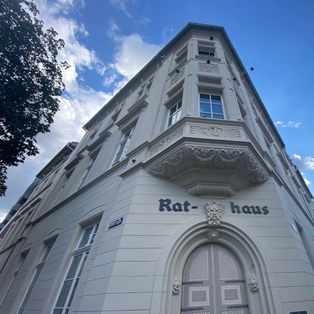 Zu sehen ist das Brühler Rathaus.