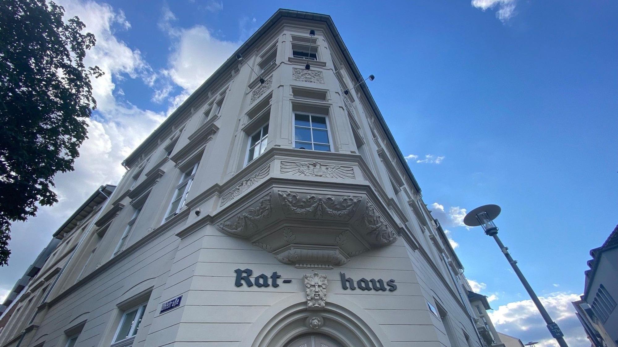Zu sehen ist das Brühler Rathaus.