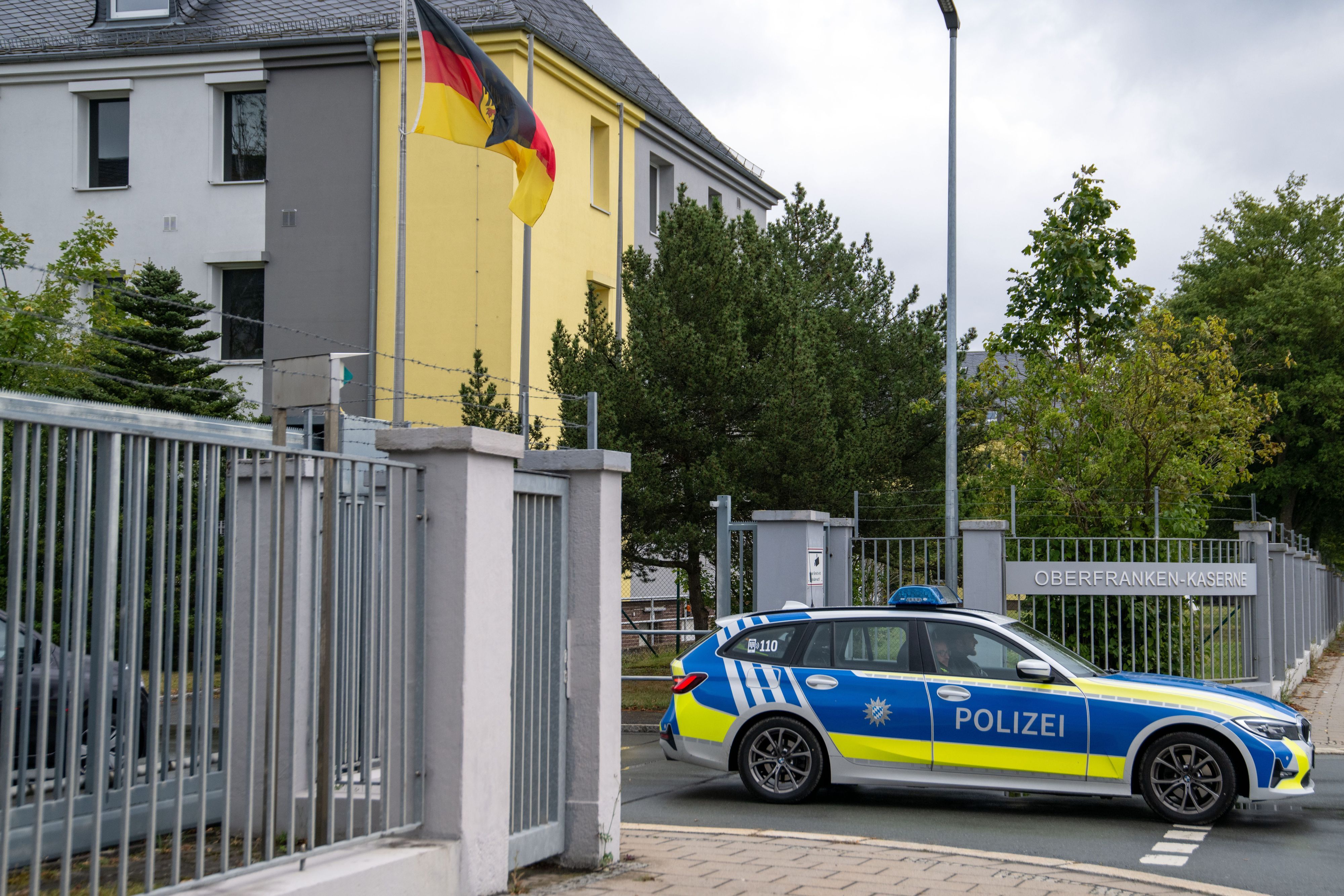 Hof: Ein Polizeiauto fährt aus der Einfahrt der Oberfranken-Kaserne. Ermittler in Bayern haben einen 27 Jahre alten Syrer wegen Anschlagsplänen auf Bundeswehrsoldaten in Oberfranken festgenommen.