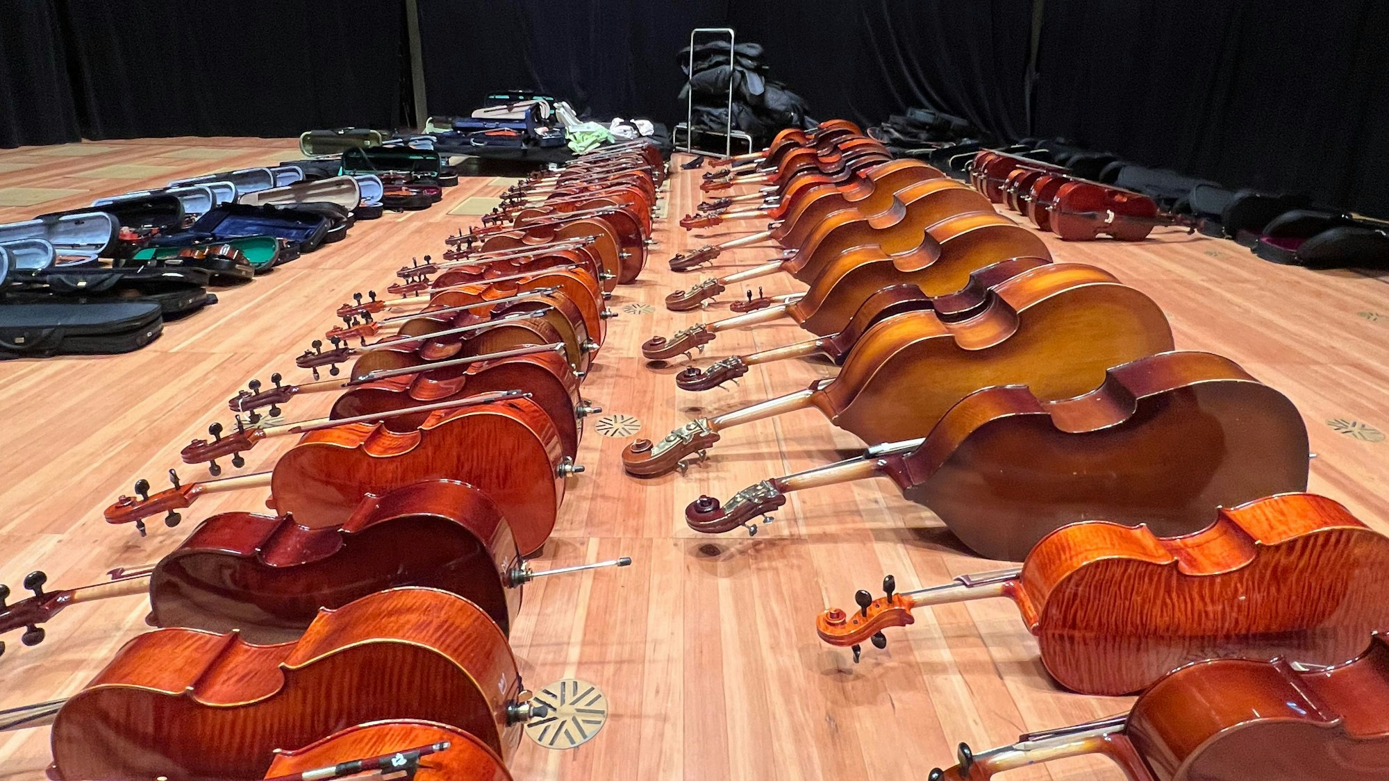 Musikinstrumente auf der Bühne.