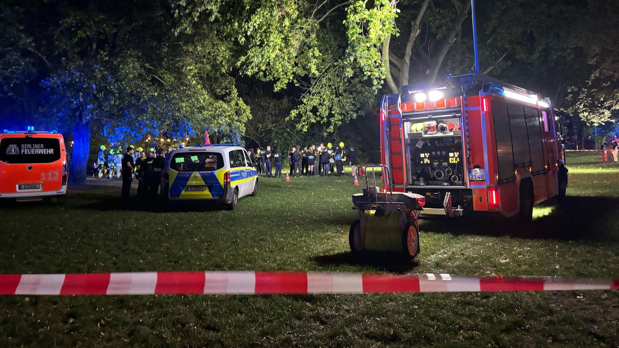 17.09.2024, Berlin: Polizei und Feuerwehr sind nach einem Bootsunglück im Einsatz.