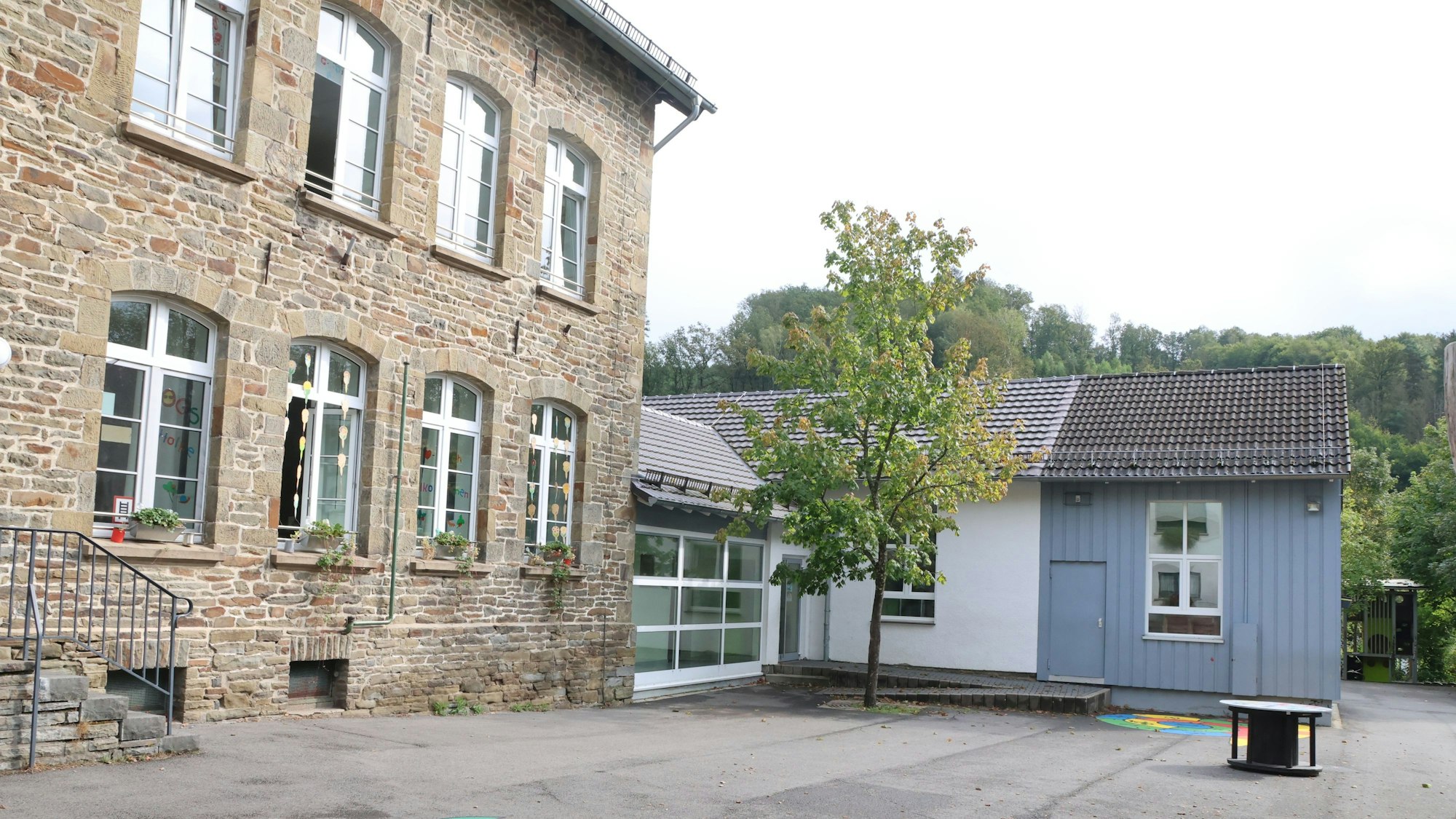 Blick auf die Grundschule in Holpe.