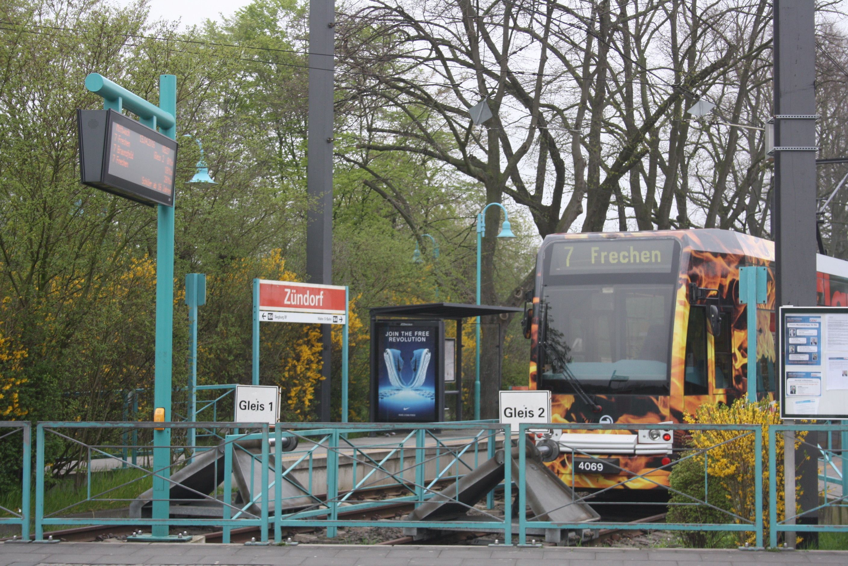 Auf dem Foto ist die Stadtbahnlinie 7 an der Haltestelle Zündorf zu sehen.