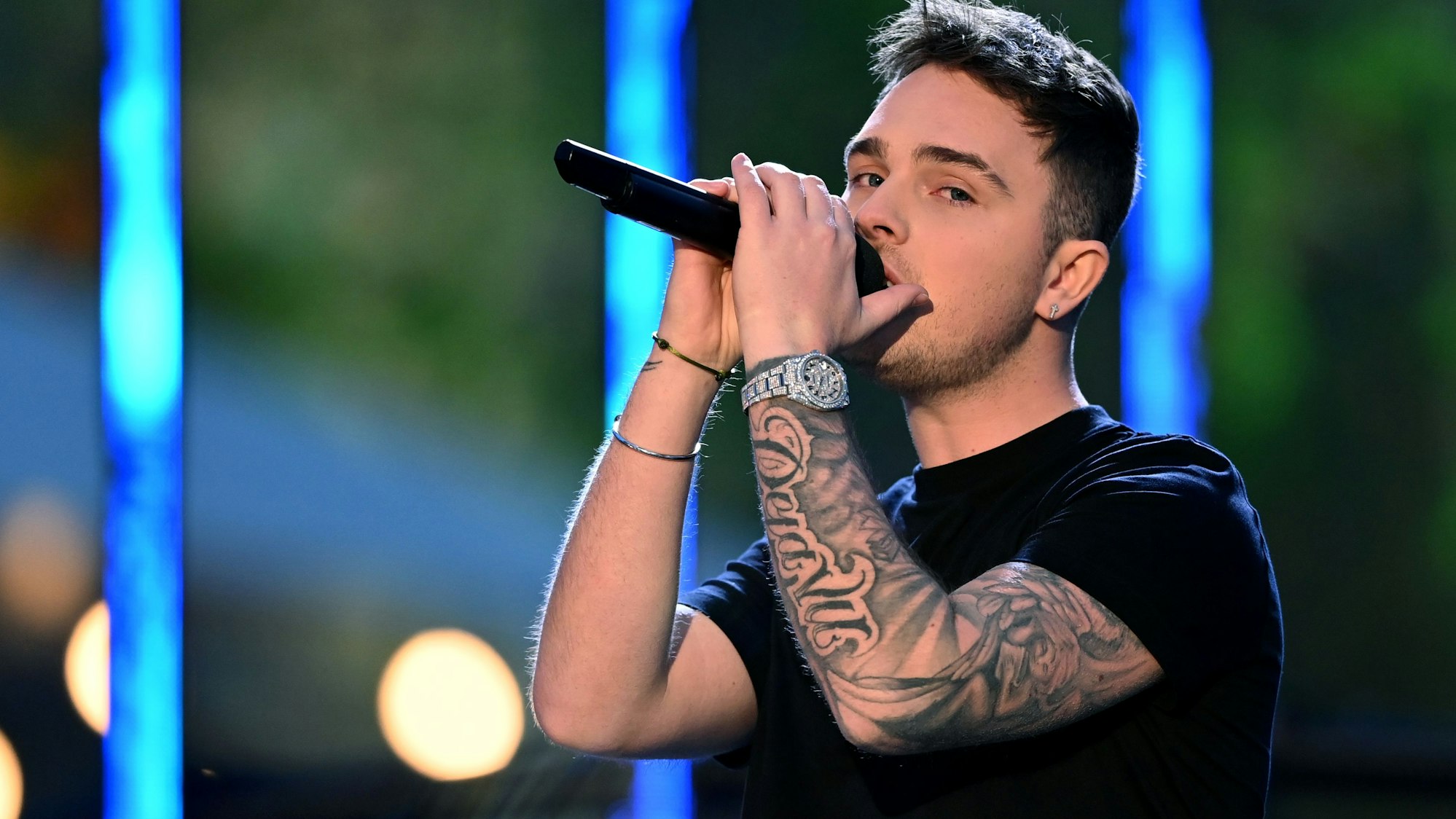 Der deutsche Popsänger Mike Singer steht in der Livesendung „Frühling bei uns“ des Mitteldeutschen Rundfunks auf der Bühne.