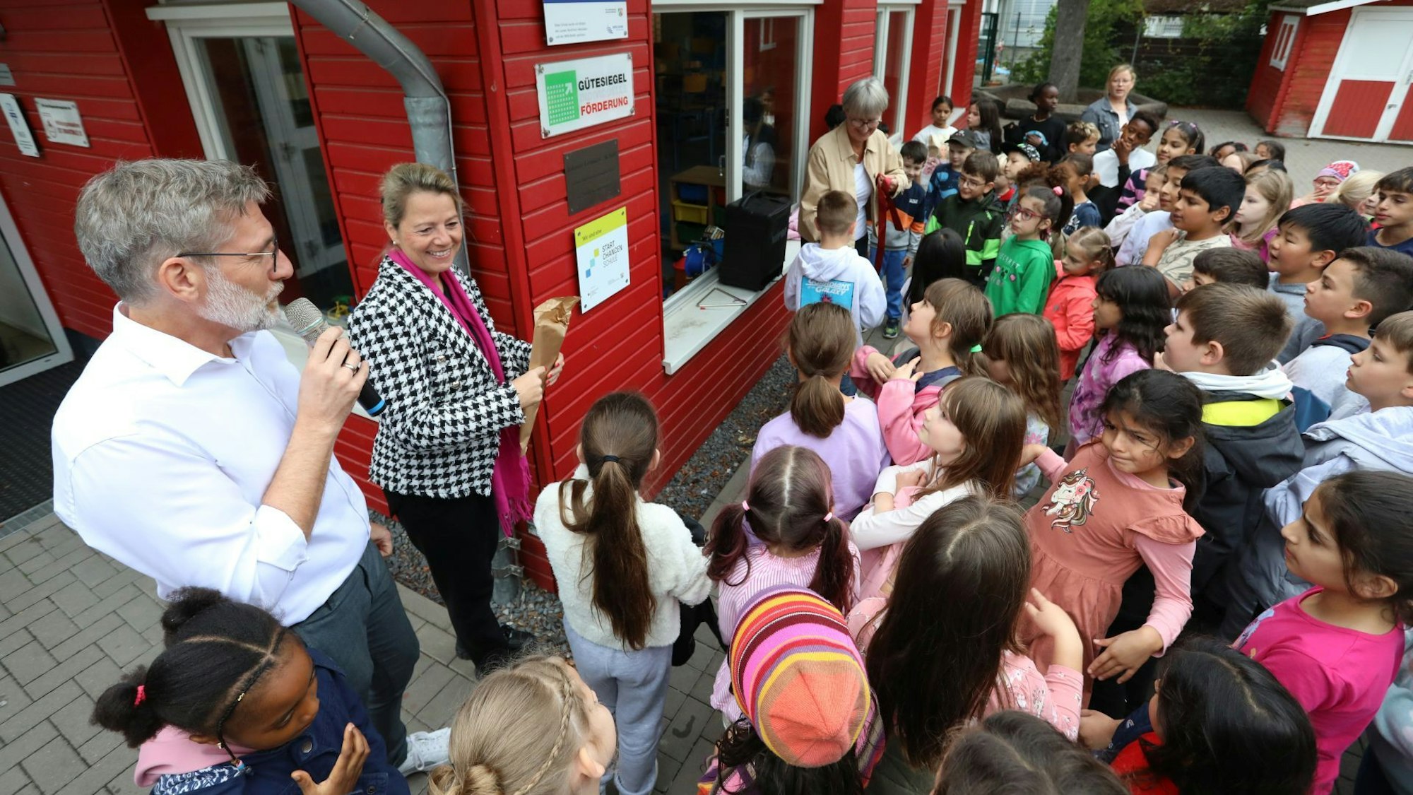 Schulleiter Sven Haack (links) und Dezernentin Heike Jüngling freuen sich über die Aufnahme in das Programm.