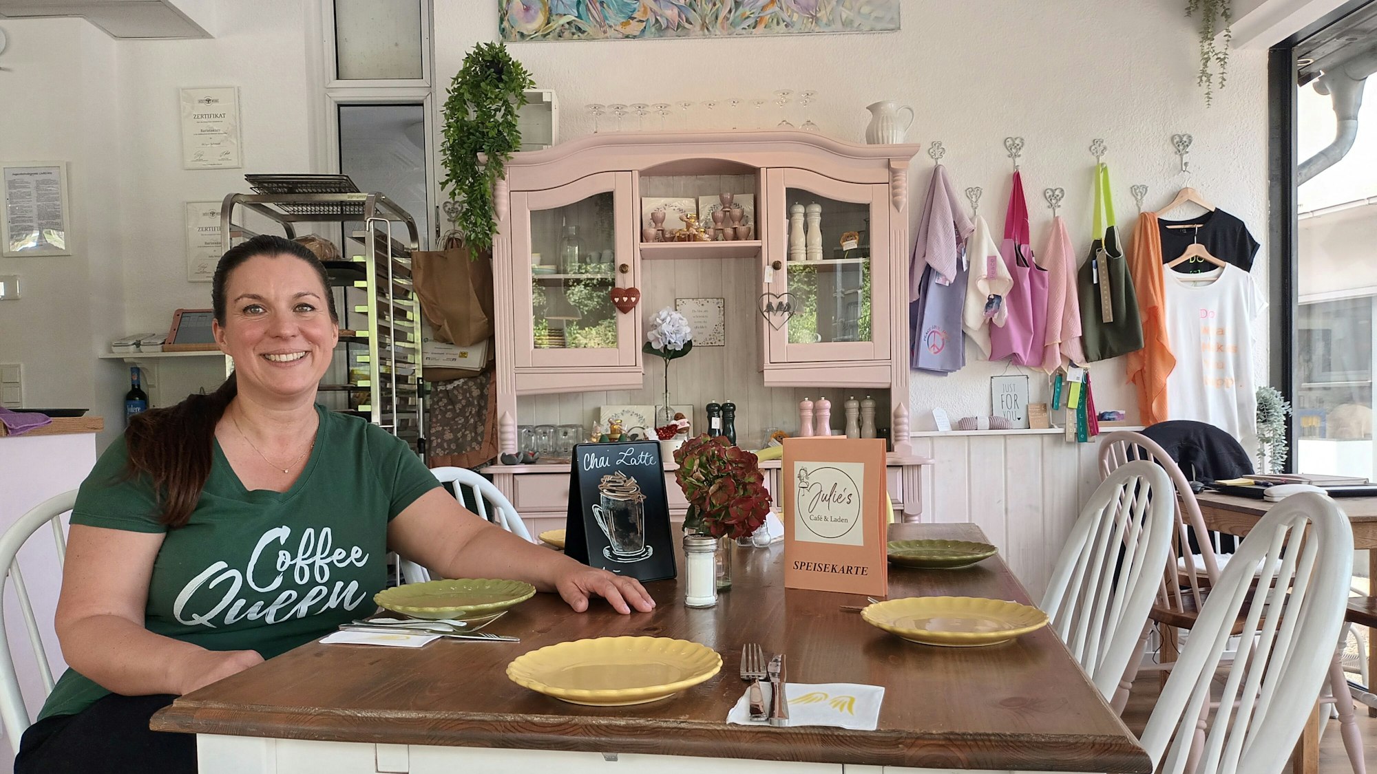 Eine Frau sitzt an einem Café-Tisch