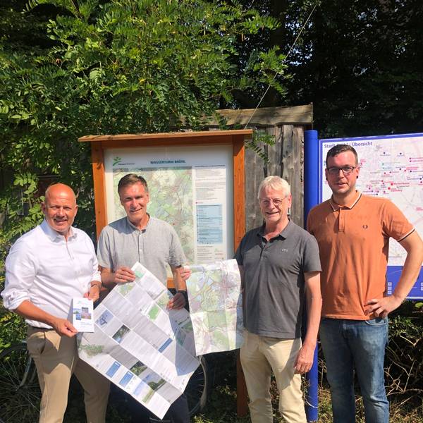 Zu sehen sind Landrat Frank Rock, Frank Scheer und Felix Herrmann, beide Naturpark Rheinland, und der Brühler Bürgermeister Dieter Freytag,