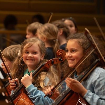 Kinder verschiedener Schulen aus Köln und dem Umland bei einem Auftritt in der Musikhochschule anlässlich des Jubiläums „20 Jahre Klassenstreicher“ der Helmut-Behn-Stiftung.