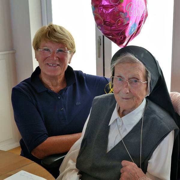 In der Mitte sitzt Schwester Kuniberta, rechts Walburga Klimmeckund links Angela Kerner.