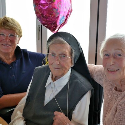 In der Mitte sitzt Schwester Kuniberta, rechts Walburga Klimmeckund links Angela Kerner.