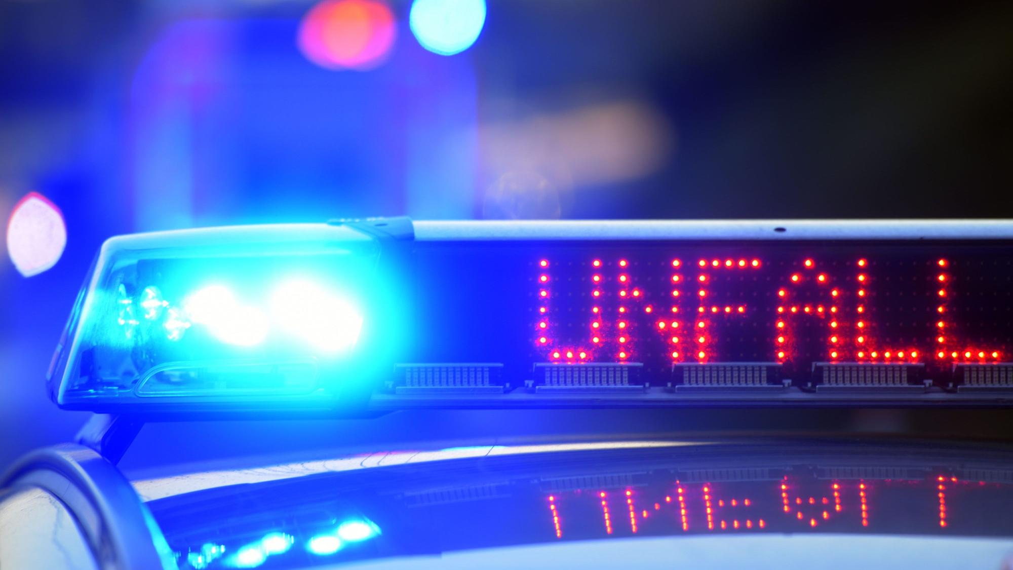 Ein Polizeiwagen steht an einer Unfallstelle.