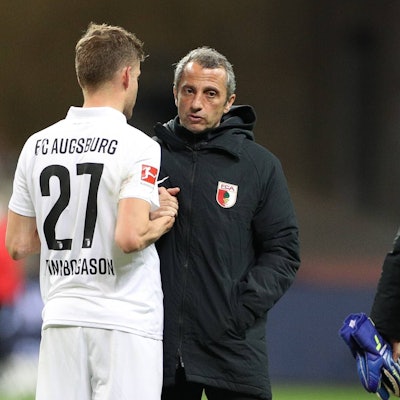 Auf dem Spielfeld spricht Iraklis Metaxas mit dem Augsburger Fußballer Alfred Finnbogason.